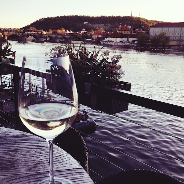 写真 川によってテーブルの上のワイングラスのクローズアップ