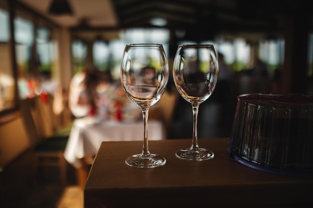 Фото Крупный план винного стакана на столе