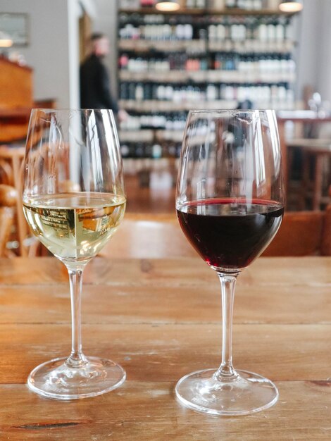 Фото Крупный план бокалов для вина на столе