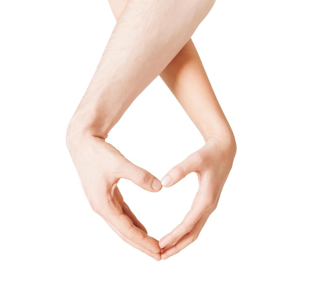 Фото Крупным планом руки мужчины и женщины показаны в форме сердца