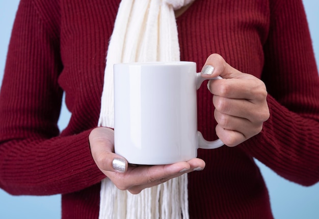 Фото Клоуз-ап женщины, пьющей чашку кофе