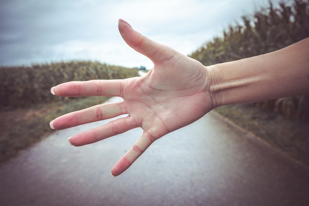 写真 道路の上を手を振る女性のクローズアップ