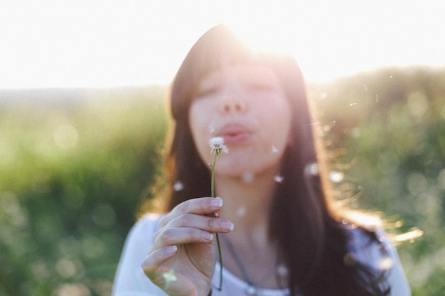 写真 草を持つ女性の手のクローズアップ