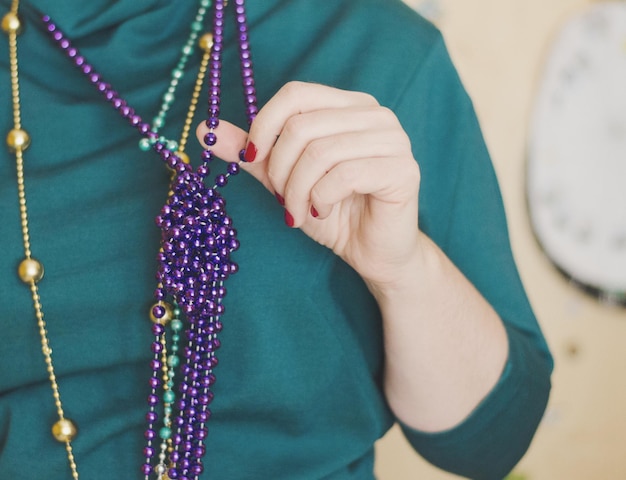 Фото Клоуз-ап женских рук, держащих ожерелья