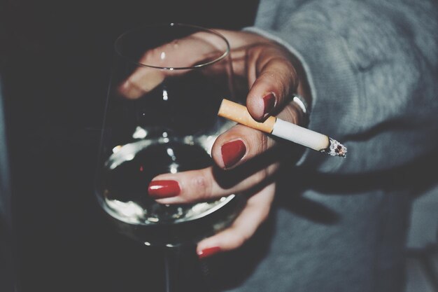 Фото Клоуз-ап женщины с сигаретой и выпивкой