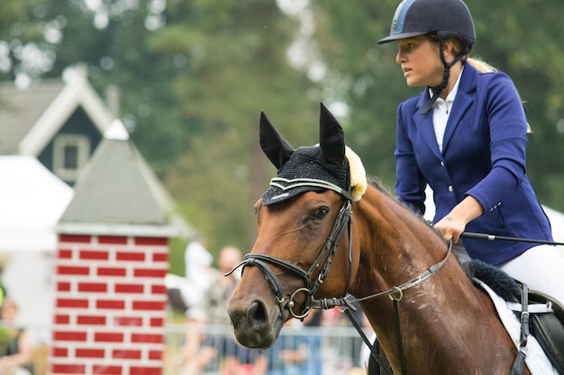 写真 馬に乗った女性のクローズアップ