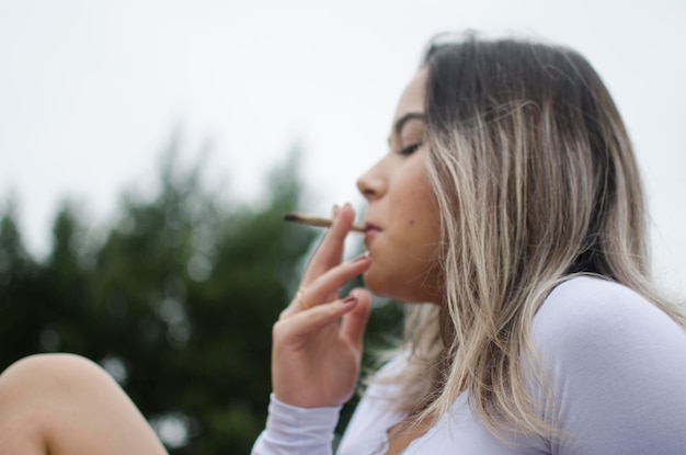 写真 マリファナを吸っている女性のクローズアップ