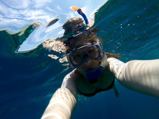 Фото Клоуз-ап женщины, ныряющей в море