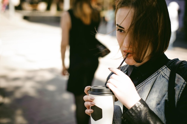 写真 水辺に立っている女性のクローズアップ