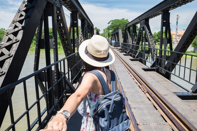 写真 都市の橋の上に立っている女性のクローズアップ