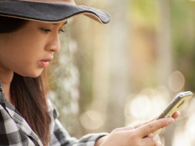 写真 屋外で携帯電話を使用している女性のクローズアップ