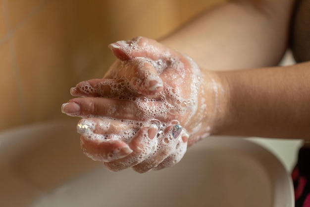 Фото Клоуз-ап женщины, мывающей руки в раковине