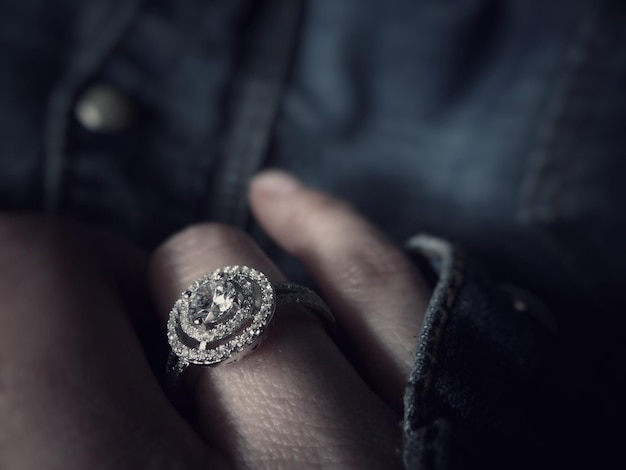 사진 다이아몬드 반지를 입은 여성의 클로즈업