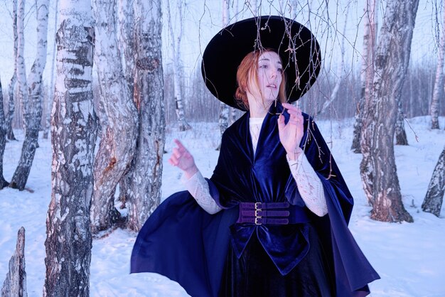 Фото Клоуз-ап женщины в шляпе зимой