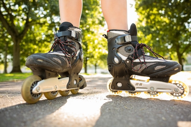 写真 インラインスケートを着ている女性のクローズアップ