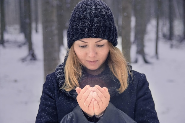 사진 겨울 에 야외 에 서 있는 손 을 고 있는 여자 의 클로즈업