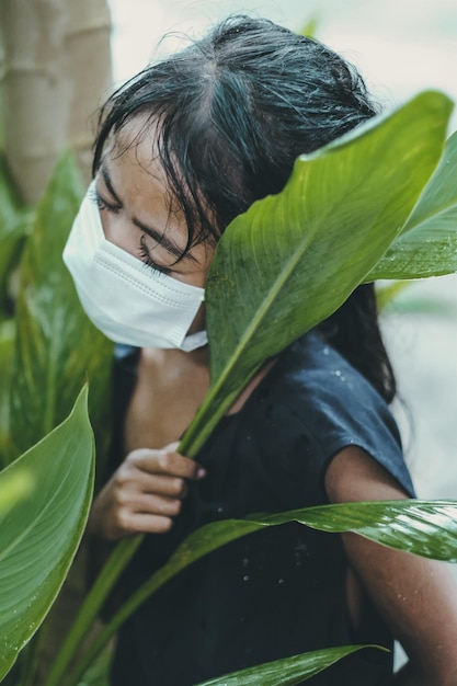 写真 葉を持った女性のクローズアップ