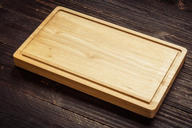 写真 テーブルの上の木製のカッティングボードのクローズアップ