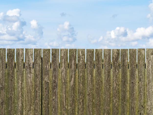 Фото Близкий взгляд на деревянный забор на фоне неба