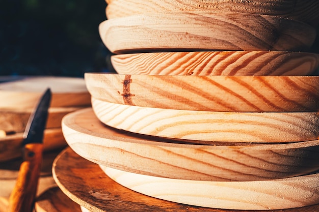Фото Близкий план деревянной кухонной посуды