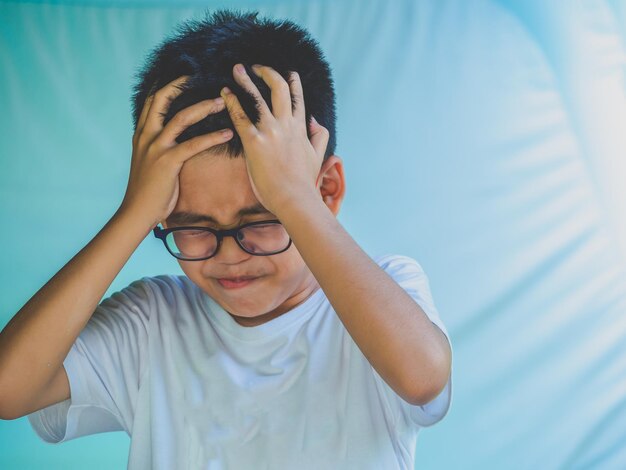 写真 心配した少年をクローズアップ