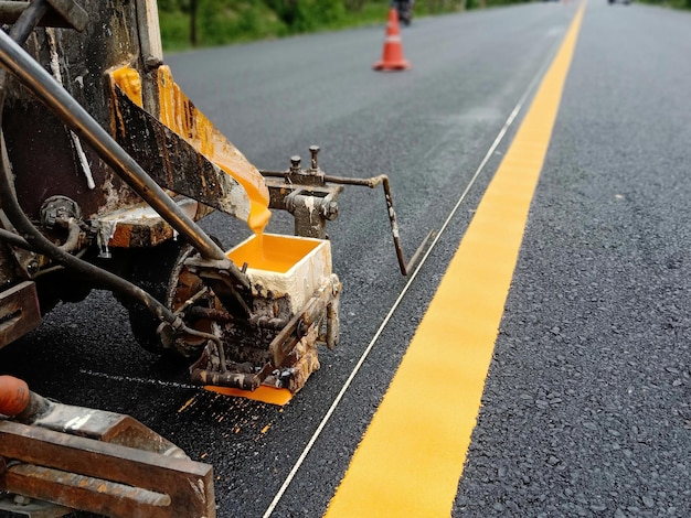 写真 市内の道路上の黄色い矢印のクローズアップ