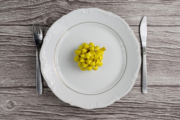 写真 木製のテーブル上の皿の黄色い装飾のクローズアップ