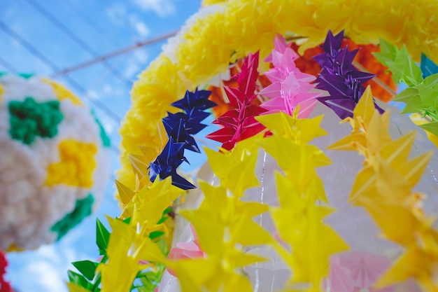 写真 空にぶら下がっている黄色い花の植物のクローズアップ