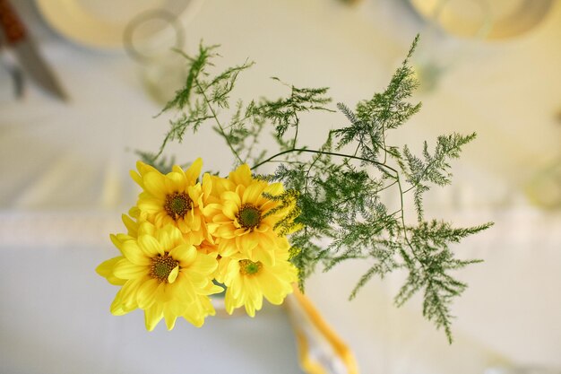 写真 テーブルの上の黄色い花のクローズアップ