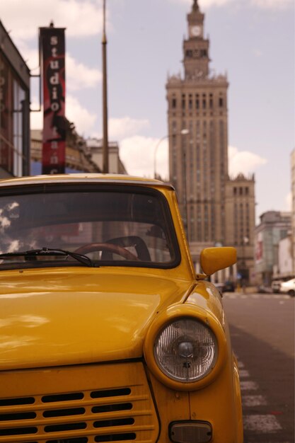 Фото Клоуз-ап желтого такси, припаркованного на городской улице