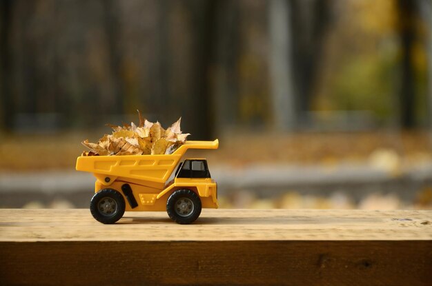 写真 テーブル上の黄色いおもちゃ車のクローズアップ