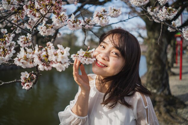 写真 木の近くの若い女性のクローズアップ