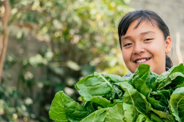 写真 植物を握る若い女性のクローズアップ