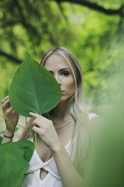 사진 식물 을 들고 있는 젊은 여자 의 클로즈업