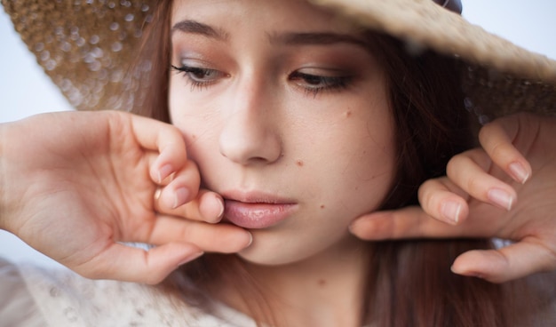 写真 帽子をかぶった若い女性のクローズアップ