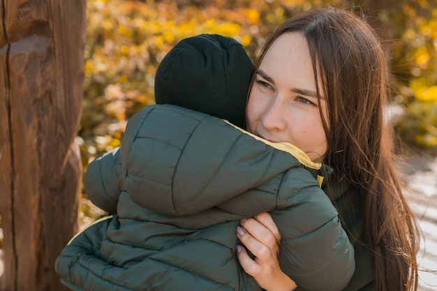 写真 若い女性が目をそらしているクローズアップ