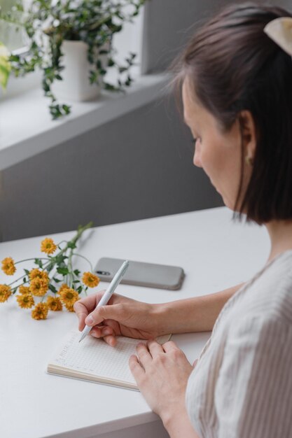 写真 携帯電話を使っている若い女性のクローズアップ