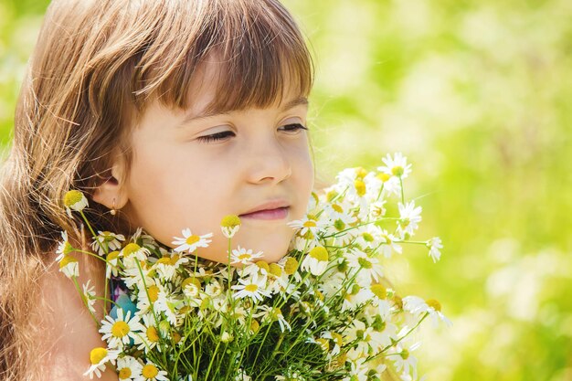 写真 花を持った若い女性のクローズアップ