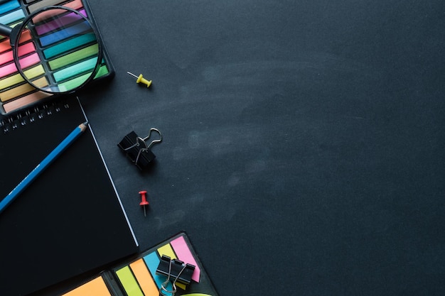 Photo close-up of office supplies on table