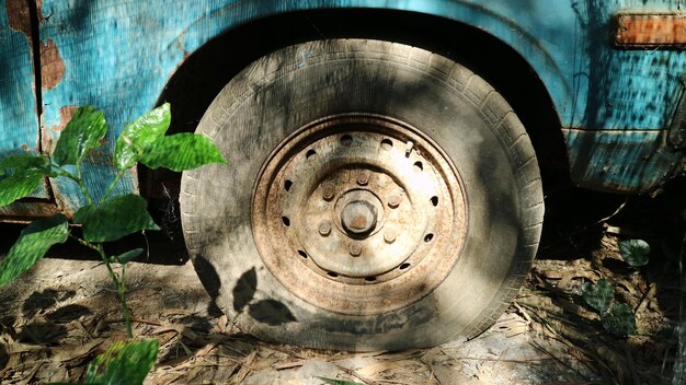 Foto close-up di un vecchio camion abbandonato