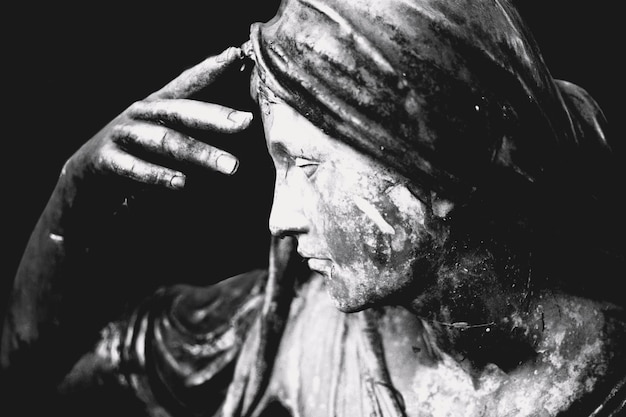 Photo close-up of old angel statue