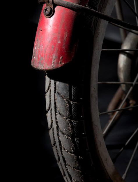 Photo close-up of old bicycle wheel