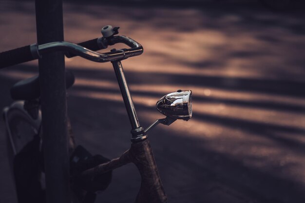 Foto close-up di una vecchia bicicletta