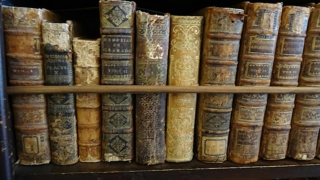 Close-up di vecchi libri in scaffale