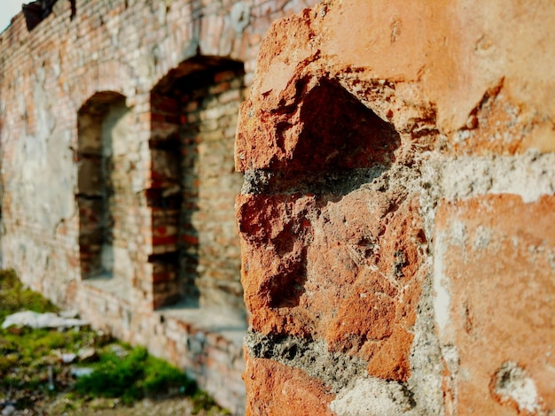 Foto close-up di un vecchio muro di mattoni