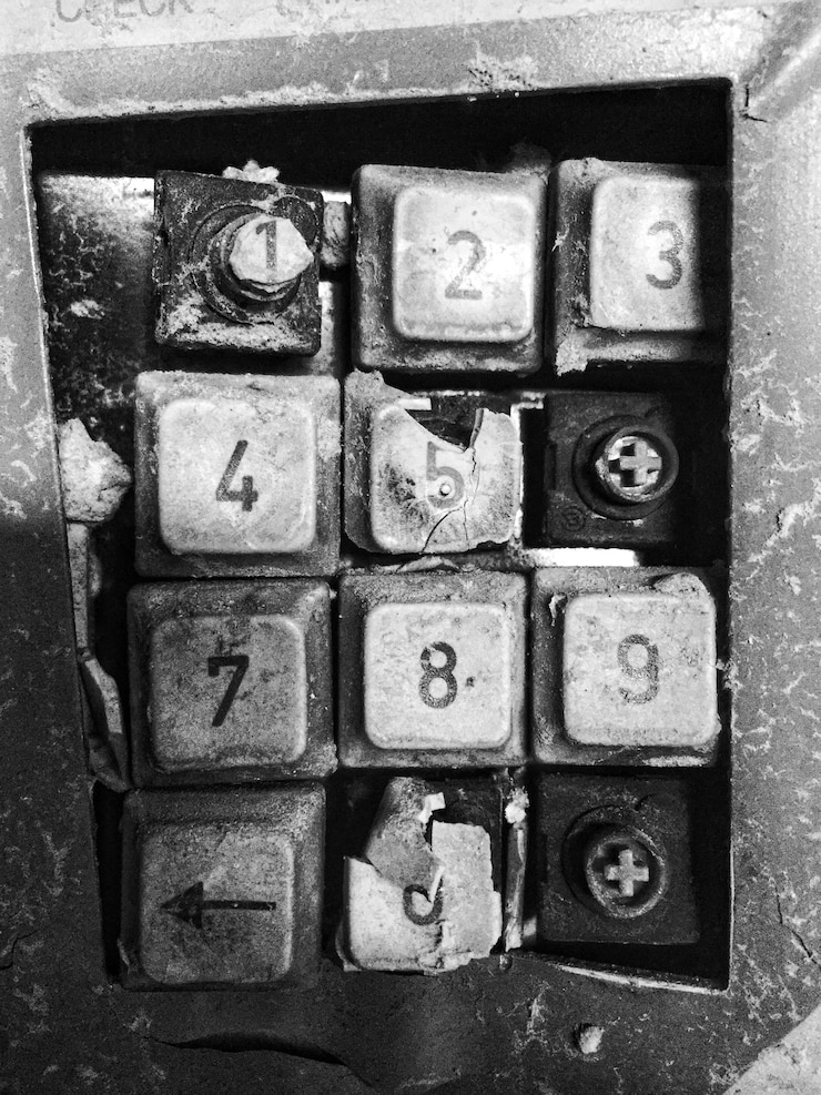 Photo close-up of old broken telephone