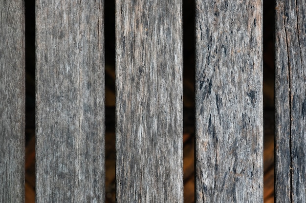 Крупным планом старой коричневой деревянной планки с естественным полосатым фоном