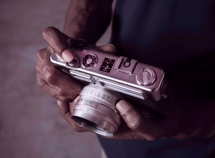 Photo close up of old camera in hand