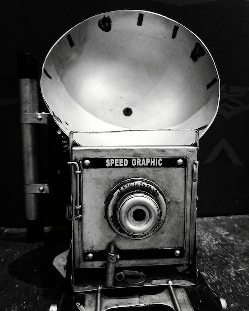 Foto close-up di una vecchia telecamera sul tavolo contro il muro
