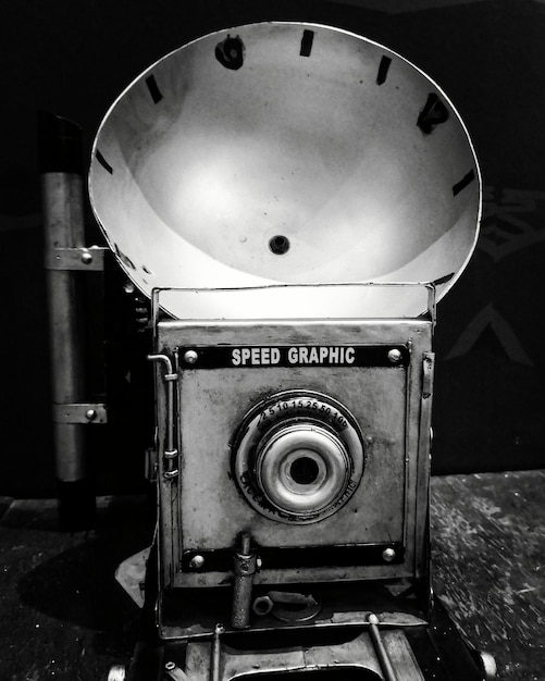 Photo close-up of old camera on table against wall